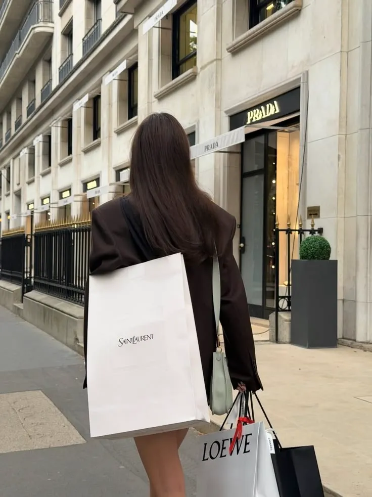 SHOPPING & MALLS