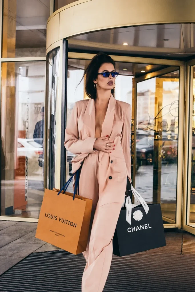 SHOPPING & MALLS
